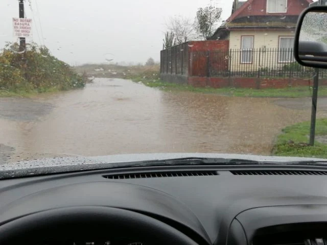 Aguas servidas y manchas de combustible en Villa Los Clásicos, Rahue Alto