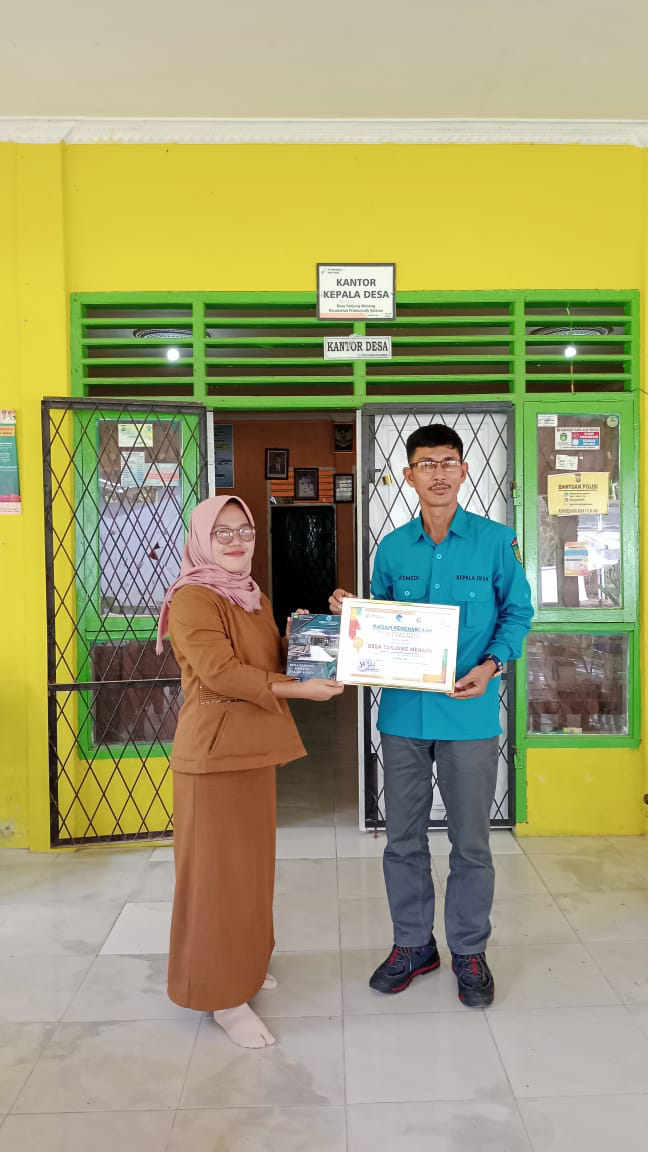 Penyerahan Piagam Penghargaan Desa Cantik 2022 Kepada Kepala Desa Tanjung Menang