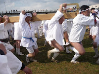 泥にまみえながら威勢よく足は踊るように跳ねながら、「ほいっと・ほいっと」と掛け声で担いでいた