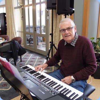 Peter Longbottom playing his Korg Pa600.