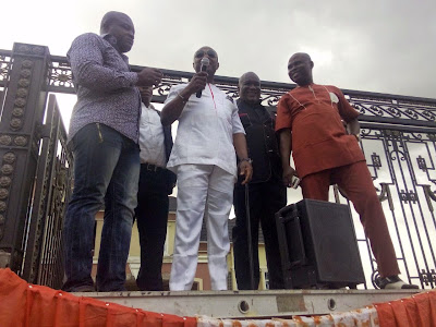 BREAKING NEWS:IFEANYI UBAH BURIED ALIVE BY 10 COMMUNITIES IN IHIALA, CARRY HIS MOCK CASKET , PROTEST AGAINST IFEANYI UBAH----PLEDGES LOYALTY TO OBIJACKSON