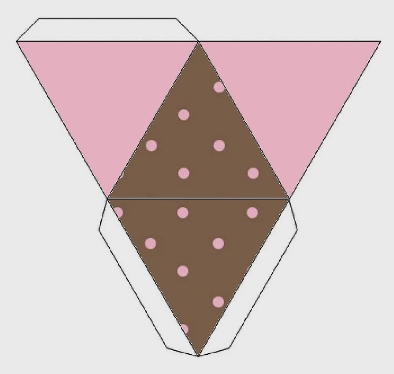 Caja con forma de pirámide. 