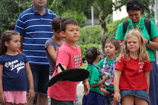 Campeonato de lanzamiento de chapela y papel higiénico infantil en las fiestas de Retuerto