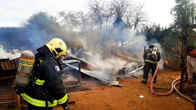 Bomberos en incendio de Pucoihue