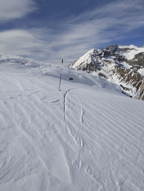 Formazione di crepe in zona vicino alla cresta nelle Apli Sarentine. (Foto: Peter Vanzo, 20.02.2023)