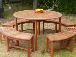 Meja dan Kursi Taman Sederhana