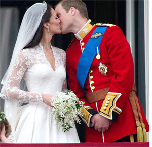Sarutul dintre Printul William si Kate Middleton in balconul Palatului Buckingham