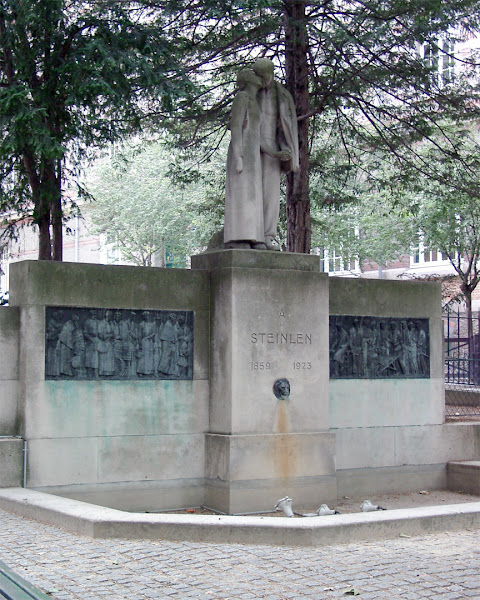 Monument to Théophile Steinlen by Paul Vannier, Place Constantin-Pecqueur, Paris