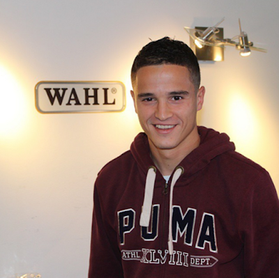  Biografi Ibrahim Afellay     Biodata   Nama Lengkap: Ibrahim Afellay  Nama Populer: Afellay  Tanggal Lahir: 2 April 1986  Tempat Lahir: Utrecht, Belanda  Agama: Islam  Profesi: Bintang Sepakbola   Nama Club: Barcelona  Posisi: Pemain Tengah   Biografi   Ibrahim Afellay adalah seorang pemain sepak bola profesional yang berasal dari Belanda. Ia lahir pada tanggal 02 April 1986 di Utrecht, Belanda. Dia pernah menjadi salah satu punggawa dari klub Barcelona dan bermain pada posisi pemain tengah. Selain itu ia juga termasuk salah satu punggawa dari timnas Belanda.   Kini Ibrahim Afellay bermain untuk Schalke 04, dengan status pinjaman dari FC Barcelona sebagai gelandang menyerang atau pemain sayap. Dia digambarkan sebagai pemain yang kuat dan dinamis dengan keterampilan bola menggiring bola dan kecepatannya di lapangan.  Ibrahim Afellay pernah bergabung dengan tim nasional Belanda junior dan kini menjadi bagian dari tim nasional Belanda senior. Dia tampil di UEFA Euro 2008 dan Piala Dunia FIFA 2010. Sebelumnya ia bermain untuk PSV Eindhoven menjadi kapten. Afellay memenangkan empat gelar nasional dan saat itu dia dinobatkan sebagai Best Young Player di Belanda.  Dinobatkan Sebagai Muslim Teladan   Ibrahim Afellay memang kepalang tampan. Sejuta perempuan di belahan bumi saya yakin mengamini perkataan saya. Jangan salah,