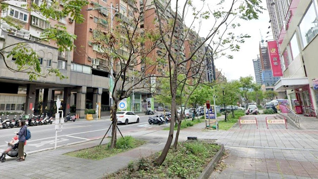 售- A20088副都泰隆名冠新莊四房            特色說明1. 售後可回租，投資賺房客  2. 知名社區，大中庭、大棟距 3. 方正格局、採光佳，稀有釋出 4. 超低公設18%、省公設，面積赚總價