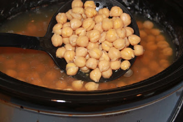 dried chickpeas in a slow cooker