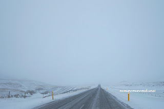 冬　東部　北部アイスランド　雪景色　道路　銀世界　ドライブ　車　運転　直線