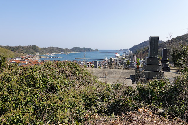 島根県松江市美保関町七類 七類集落の墓地からの眺望