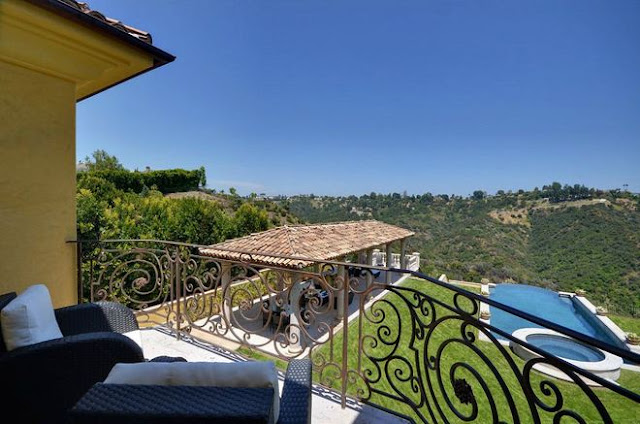 Picture of the mountains as seen from the balcony