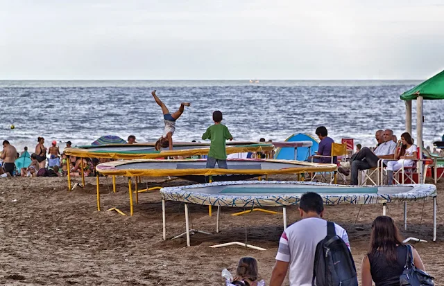 Juegos en la Playa.Camas elásticas.