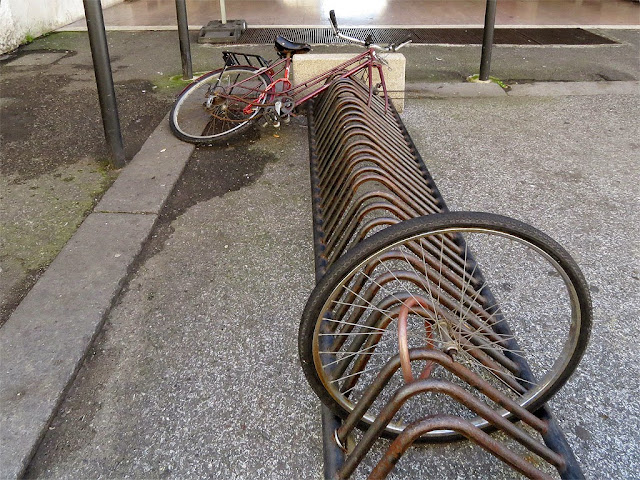 Rastrelliera con bicicletta rotta, via Pieroni, Livorno