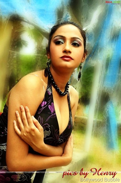 Rimi Dadyal cleavage show (6)