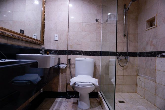Bagian kamar mandi di Metro Park View Hotel Semarang