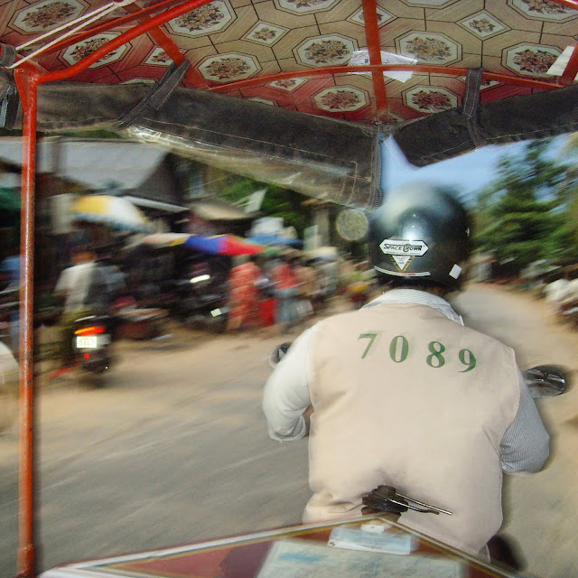 tuktuk driver back with helmet