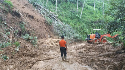 Jalan Sitalang-Koto Alam Longsor Akibat Curah Hujan Tinggi