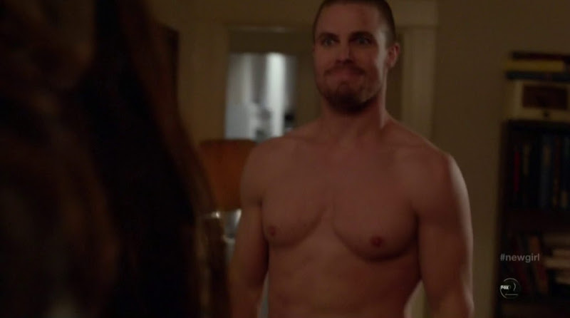 Stephen Amell Shirtless in New Girl s1e13