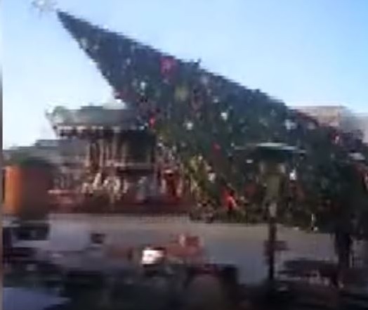 Strong Winds in Tirana, Christmas Tree down and many damages