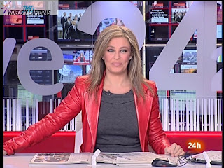 BEATRIZ PEREZ ARANDA, Chaqueta de cuero, jersey gris marcando, Muy guapa (20.11.10)