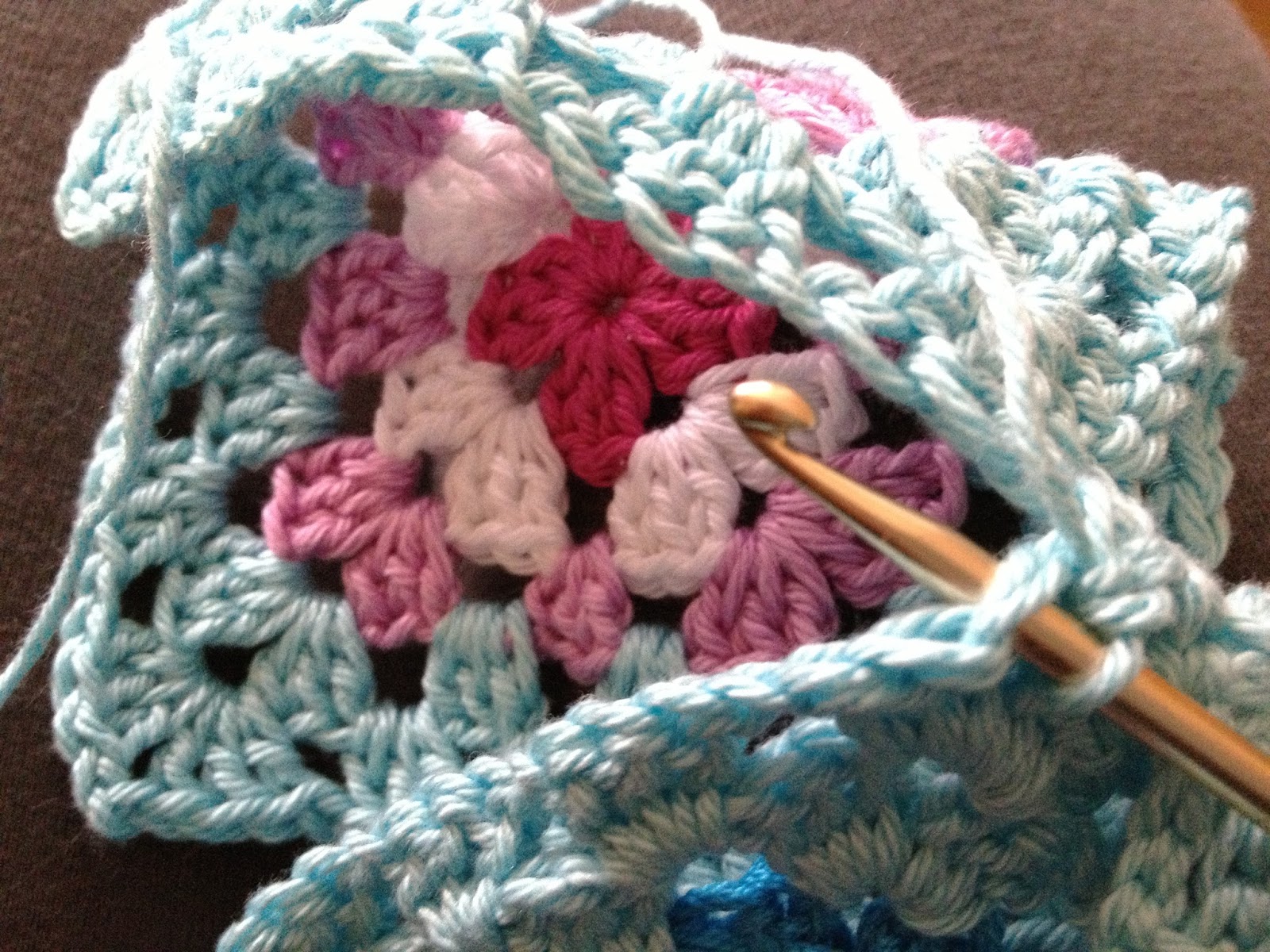 Granny squares aan elkaar haken met vasten YouTube - Granny Squares Aan Elkaar Haken Met Stokjes