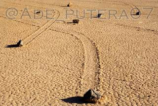 Batu-batu yang bergeser/jalan sendiri di Death Valley, California - Daftar Foto Fenomena Alam Yang Luar Biasa