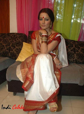 celina jailley in saree looks like a Bengali bride 
