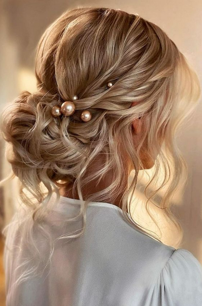 Elegant and Timeless: Wedding Hairstyles for the Mother of the Bride 2024 