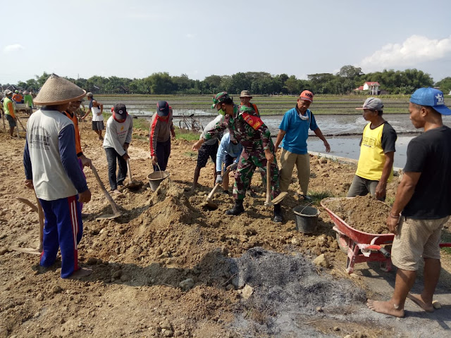 Babinsa Koramil Juwiring Karya Bakti Di Tengah Pandemi Corona