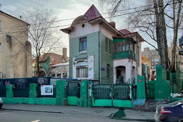 Волков переулок, бывший особняк В. К. Мельникова – бывший противотуберкулезный диспансер № 10 (построен в 1904 году)