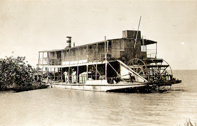 O navio Juparanã, atracado frente a Regência. Esse navio faz o percurso de Colatina à foz do rio Doce. Abril de 1950.