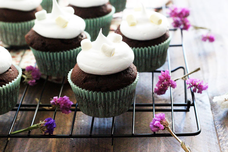 CUPCAKES DE CHOCOLATE, MERENGUE Y NUBES