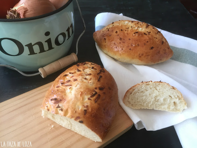 pan-de-cebolla-con-trocitos-en-la-masa-y-como-top