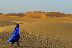 Homme dans le grand déserts du Maroc