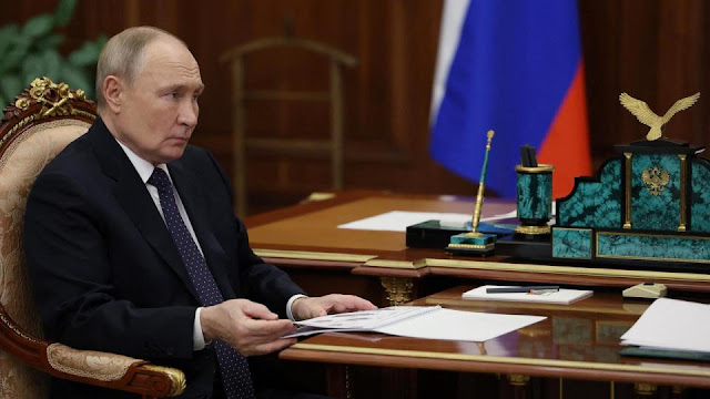 Putin threatens Kyiv with an Oreshnik missile strike, sending Trump a terrifying warning about his safety.