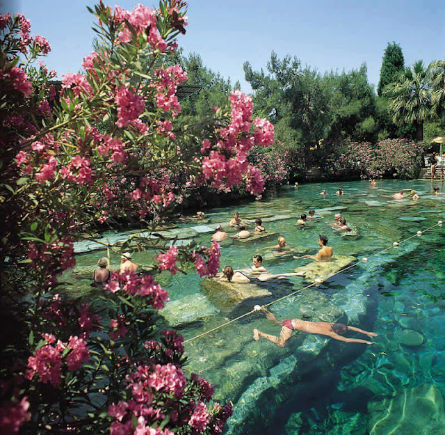 Wonderful ancient thermal pool (Pamukkale, Turkey) 