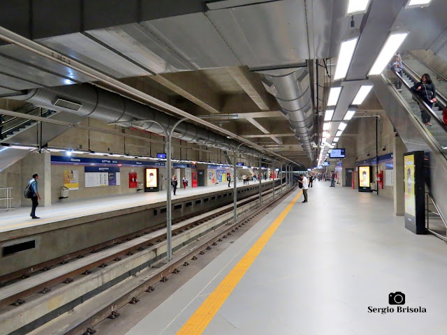 Vista ampla das plataformas de embarque da Estação Moema do Metrô de São Paulo