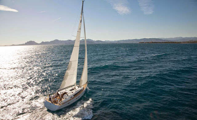 Barco velero cerca de la costa