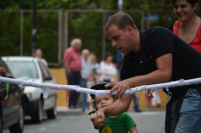 Ninguna cinta se resiste a los niños de Llano en sus fiestas