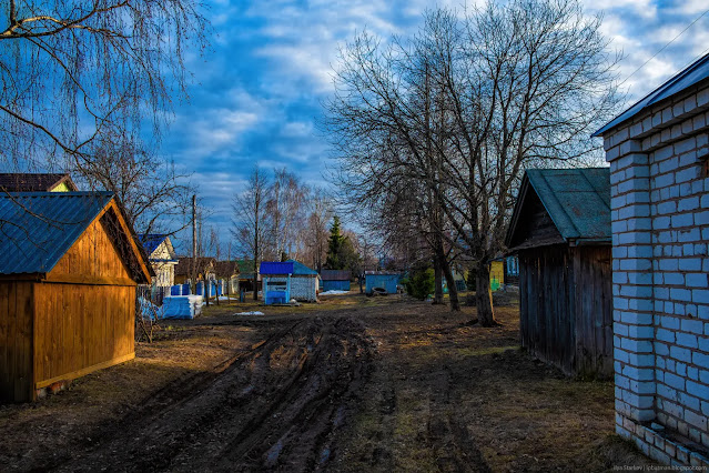 Разбитая грунтовая дорога в деревне