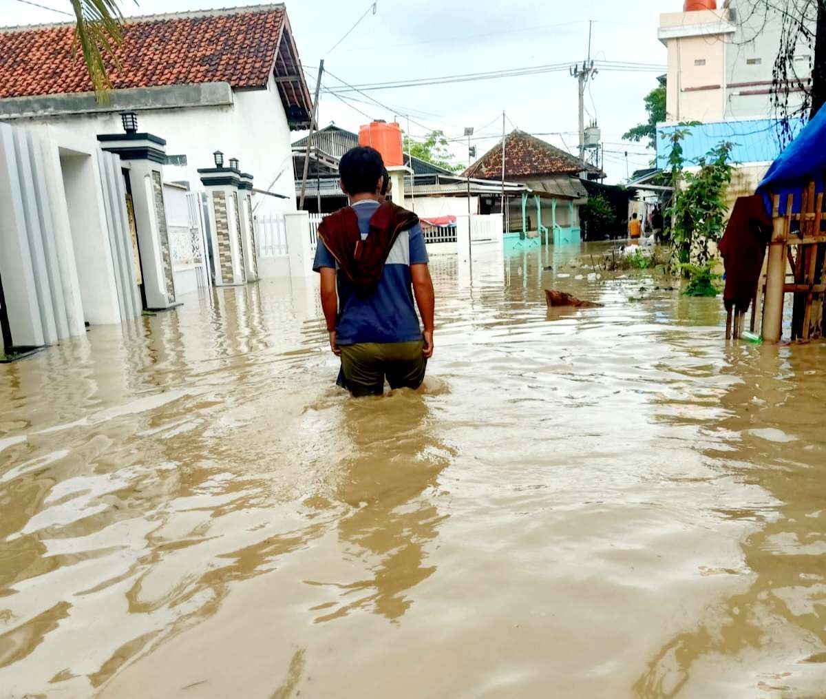 Ratusan Sepeda Motor Pegawai Pabrik Terendam Air Imbas Banjir Cirebon, Hanya Terlihat Setangnya