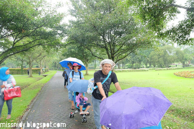 jalan-jalan di taman bunga nusantara