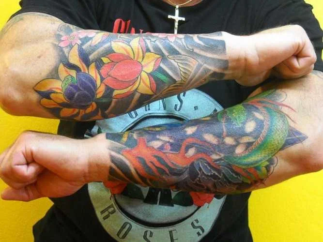 vemos a un hombre con tatuaje de dragon