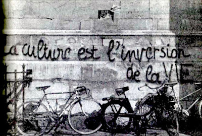 Otra pintada en una calle de París. La cultura es la inversión de la vida.