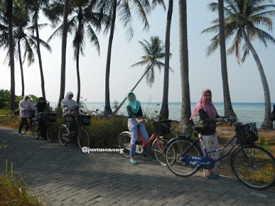 bersepeda di pulau tidung