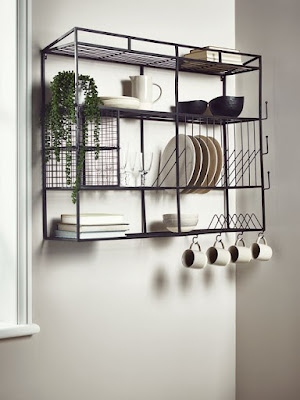 Na cozinha, uma boa ideia é utilizar ganchos e suportes para organizar panelas, frigideiras e outros utensílios.