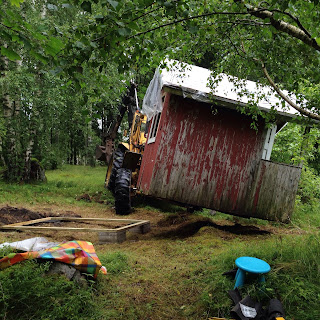 Nu har traktorn passerat det lilla trädet. Stugan lutar 20 garder kanske, på gaffeln. Det beror på den steniga marken under traktorn,